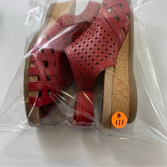 Earth Bright Women’s Red Perforated Leather Pisa Galli Wedge‎ Sandals Sz 7.5M - Picture 15 of 15
